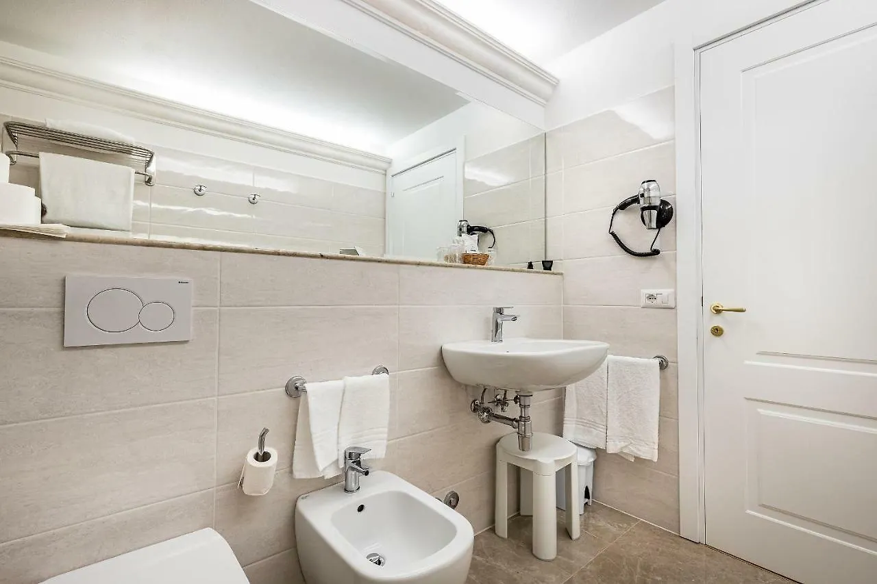 Residenza Alessandra Bed & Breakfast Florence 2*,